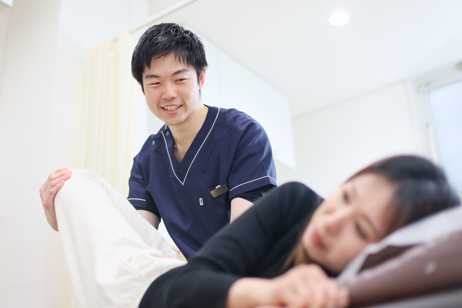 お客様の様子を見ながら身体を調整する小栗